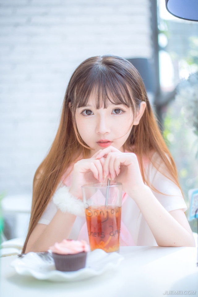 那些美丽的小鱼，它们睡觉的时候也睁着眼睛。不需要爱情，亦从不哭泣。它们是我的榜样。